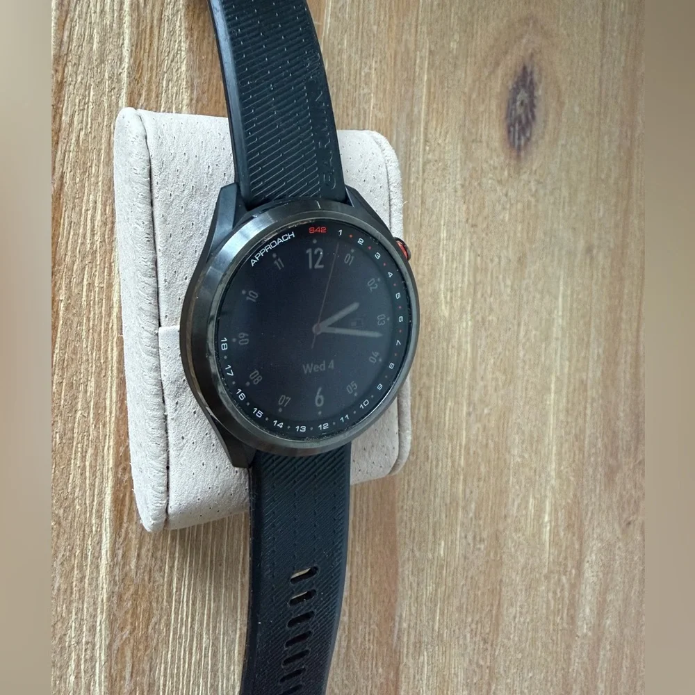 GARMIN Approach S42 GPS Golf Watch. Pre-Owned. Dust Plug. Great Condition. - Picture 5 of 12
